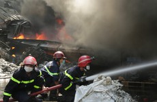 CLIP: 23 xe chữa cháy cấp tập dập lửa tại kho phế liệu ở huyện Bình Chánh