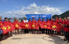 'Đường cờ Tổ quốc' đỏ thắm xã đảo Cam Bình
