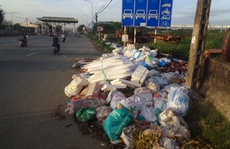 Bãi rác chiếm đường