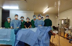 Bệnh viện dã chiến 'mũ nồi xanh' Việt Nam đại phẫu cứu sống 2 bệnh nhân