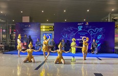 Khách quốc tế hào hứng xem múa Chăm trước giờ lên máy bay