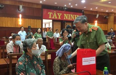 Bộ trưởng Tô Lâm thăm và tặng quà tết công nhân, hộ nghèo ở Tây Ninh