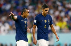 Trận Pháp - Ba Lan: Hy hữu tuyển thủ Pháp đeo trang sức lúc thi đấu
