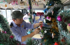 Tràn ngập không khí Giáng sinh trên chiếc xe buýt 86 ở TP HCM