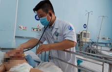 Bé 3 tháng tuổi đầu to bất thường, sốt kéo dài