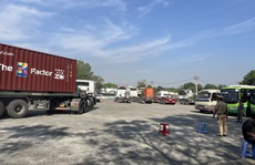 Hình ảnh CSGT kiểm tra tài xế ở cảng Long Bình - TP Thủ Đức sáng 10-2