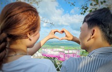 Giới trẻ đổ về cáp treo Núi Sam để “check-in” cây cầu tình yêu dịp Valentine