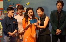 Nghệ sĩ tri ân khán giả trong ngày vui  của sân khấu Hoàng Thái Thanh