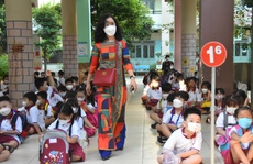 Giáo viên tiếng Anh dạy 23 tiết/tuần, lương 3,1 triệu/tháng