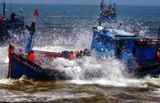 Tàu cá cùng 11 ngư dân Quảng Bình gặp nạn trên biển