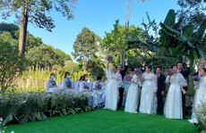 Hoãn kết hôn chống dịch, 20 y - bác sĩ được tổ chức lễ cưới tập thể