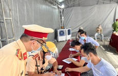 CLIP: Cận cảnh cách CSGT 'lật mặt' tài xế sử dụng chất ma túy tại liên cảng Cát Lái - Phú Hữu.