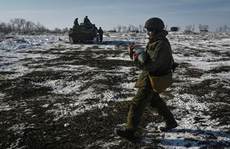 Tổng thống Putin giám sát tập trận, tổng thống Ukraine rời nước