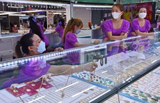Giá vàng hôm nay 2-2: Vọt lên rồi đột ngột lao xuống