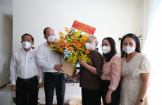Ông Nguyễn Hồ Hải thăm, chúc mừng các cán bộ lão thành ngành y tế