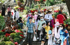 'Nghẹt' du khách ở Nha Trang và Huế