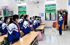 Học sinh tiểu học và lớp 6 ở ngoại thành Hà Nội đến trường từ 10-2