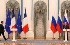 Tổng thống Nga - Pháp đàm phán đến quá nửa đêm
