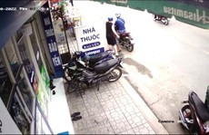 CLIP: Dàn cảnh hỏi đường, trộm xe máy của sinh viên