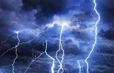 Một phụ nữ ở Hóc Môn bị sét đánh tử vong