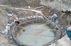 Phá giếng cổ hàng trăm năm ở đền Lê Văn Hưu để làm mới