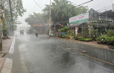 Nhiều nơi tại TP HCM đón mưa lớn