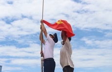 Cảnh sát biển 4 đẩy mạnh tuyên truyền biển đảo và trao cờ Tổ quốc