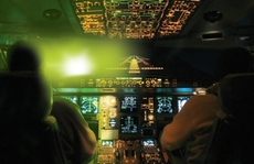 Quảng Ngãi điều tra đối tượng liên tục chiếu tia laser khi máy bay hạ cánh