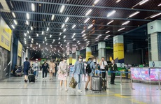 Sân bay Tân Sơn Nhất quyết dẹp taxi dù, ép giá