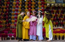 Ngắm du khách mặc áo dài đến Huế trong ngày Quốc tế Phụ nữ