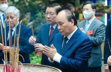 CLIP: Chủ tịch nước Nguyễn Xuân Phúc dâng hương tại Đền Hùng ngày Giỗ Tổ Hùng Vương