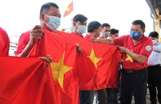 Ngư dân Đà Nẵng xúc động nhận cờ Tổ quốc