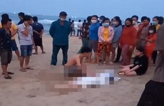 Đi tắm biển ngày nghỉ bù lễ, 2 học sinh chết đuối thương tâm