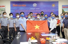Trao tặng 100.000 lá cờ Tổ quốc cho Cục Kiểm ngư Việt Nam