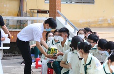 Học sinh Long An hào hứng đón quà từ UNIBEN