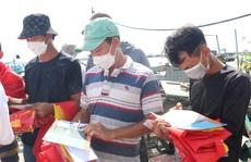 Cờ Tổ quốc, túi thuốc, bồn nước ngọt... đến tay ngư dân ở TP Vũng Tàu