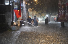 Mưa lớn kéo dài, khuya 29-4, nhiều nơi ở TP HCM còn ngập