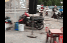 CLIP: Ô tô “điên” lao thẳng vào tiệm bánh mì, ít nhất 3 người bị thương