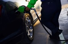 Khủng hoảng năng lượng: Tài xế Mỹ...vượt biên đổ xăng giá rẻ, Sri Lanka giới nghiêm 36 giờ