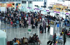 Sân bay Nội Bài hạn chế người đưa tiễn