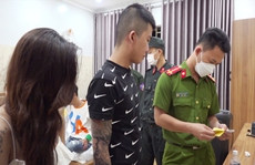 Quảng Nam: Bắt ổ ma túy trong quán karaoke, thu giữ súng, 2 tỉ đồng…
