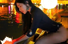 Xôn xao hình ảnh nữ du khách trẻ mặc áo dài 'khoe mông' ở Hội An