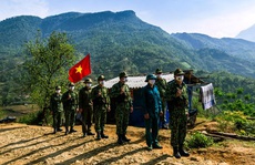 Cuộc thi ảnh 'Thiêng liêng cờ Tổ quốc': Hồn thiêng sông núi