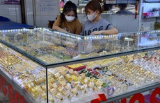 Giá vàng hôm nay 10-5: Ồ ạt lao xuống dốc