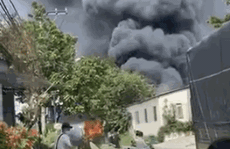 CLIP: Cháy lớn ở công ty nội thất cận kề khu dân cư ở Bình Dương