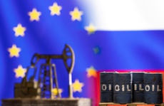 EU dựa vào ai để cấm vận dầu Nga?