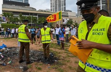 Người biểu tình đốt phá hàng chục ngôi nhà của chính trị gia Sri Lanka