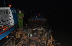 CLIP: Bắt tại trận 2 chiếc “tàu ma” hút cát trong đêm trên sông Tiền