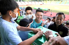 Náo động sân Cần Thơ, Quang Hải và Hoài Linh quyên góp hơn 800 triệu giúp trẻ em mồ côi