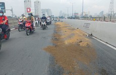 Người ngã sõng soài, xe máy văng liên tiếp trên cầu Sài Gòn